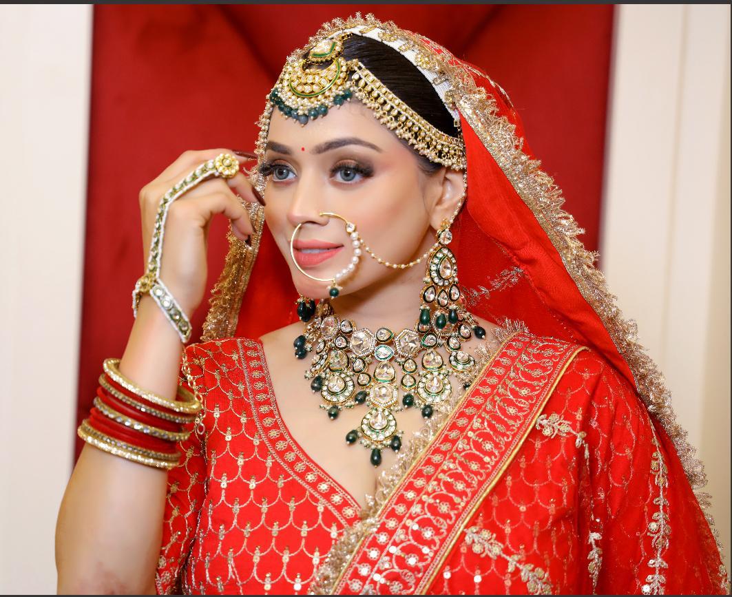 Best Bridal Makeup Artist in Ghaziabad doing traditional Indian bridal makeup